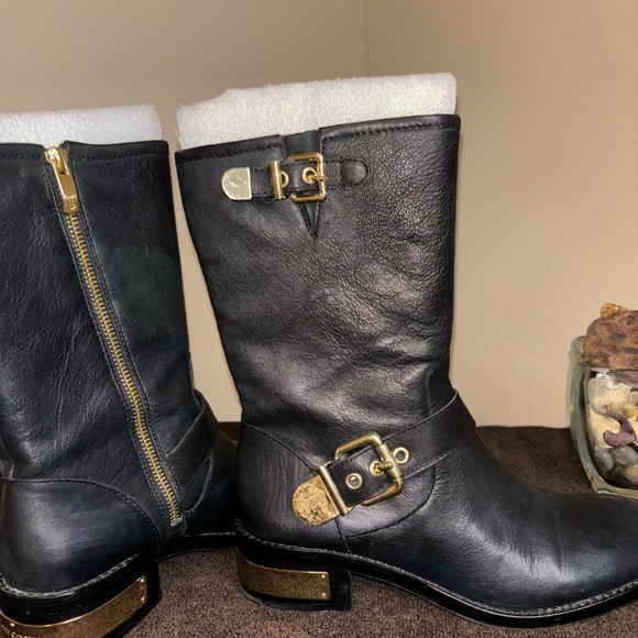 Black boots; gold hardware w/inside zipper; very nice & comfortable. - Picture 3 of 15